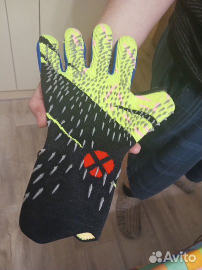 Вратарские перчатки