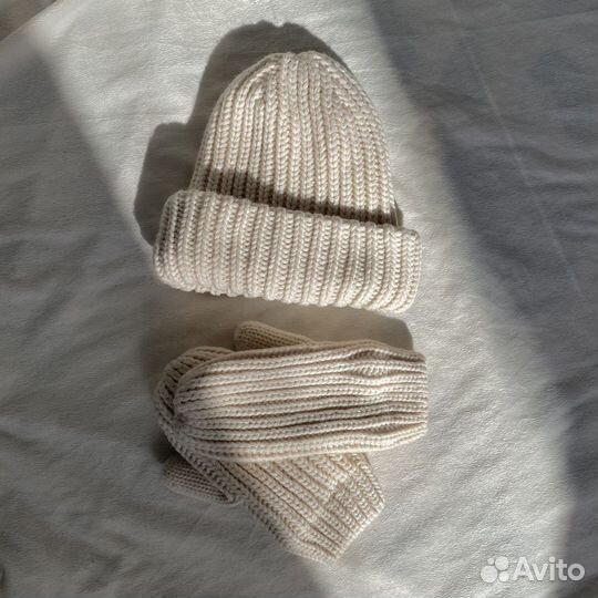 Вязаная шапка и варежки комплект