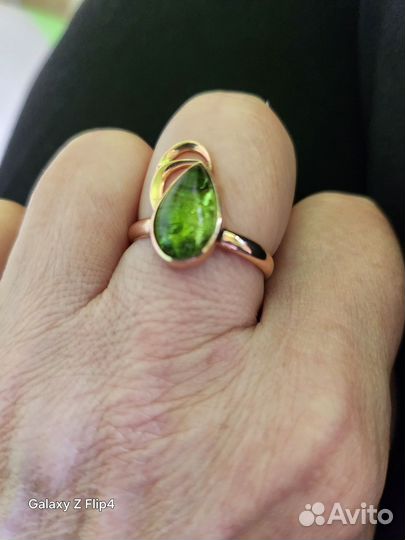 Золотое кольцо,женское с зелёным янтарём