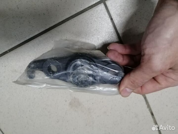 Шаровая опора нижняя левая Хендай Тусон с 2004