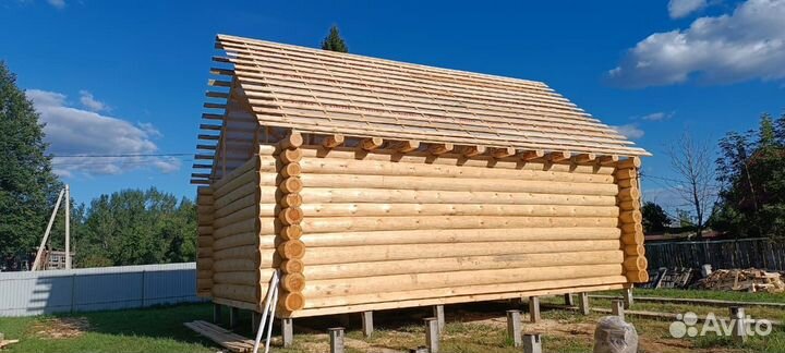 Сруб дома из бревна