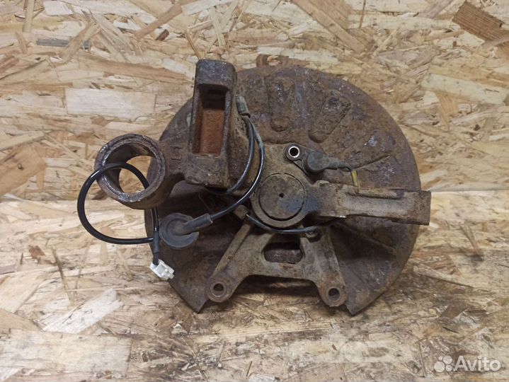 Кулак задний левый Kia Cerato 1