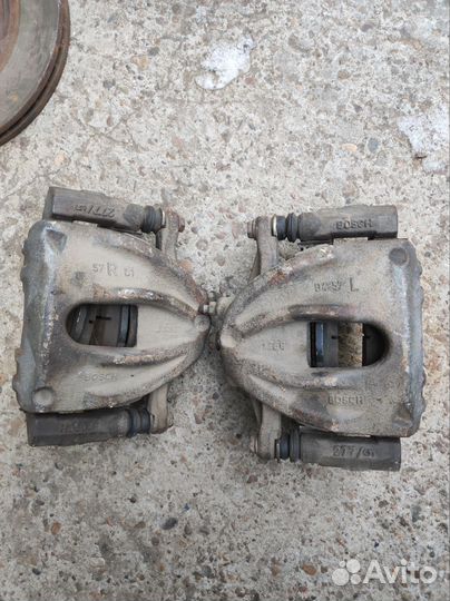 Передние суппорта и диски Toyota Avensis t25