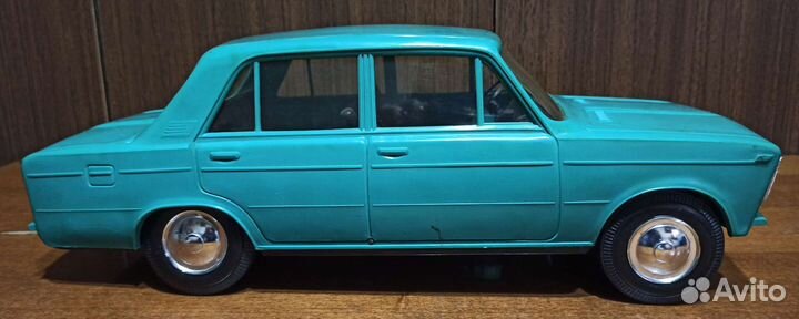 Игрушка Ваз 2103 Жигули 1978 год зелёная 1:10