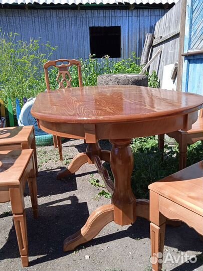 Стол и стулья