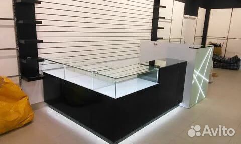 Ресепшн с витринами новый