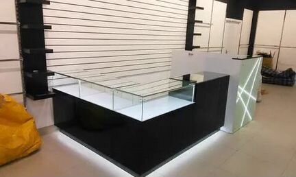 Ресепшн с витринами новый