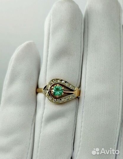 Кольцо с природным камнем Золото