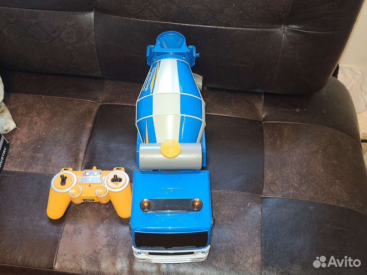 Бетономешалка с пультом управления