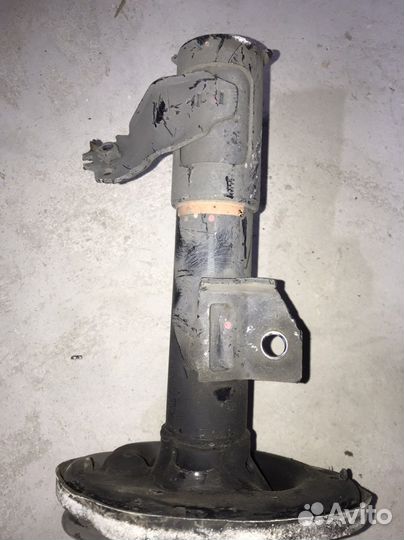 Амортизатор передний левый Toyota Camry V50