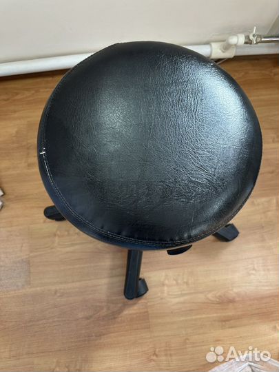 Стул мастера на колесиках