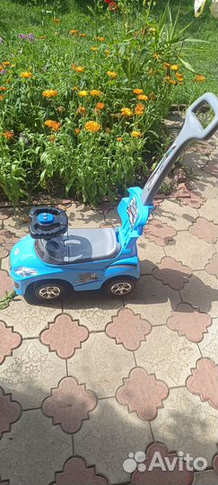 Машинка каталка толокар с ручкой