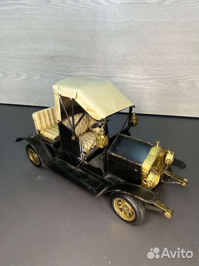 Модель автомобиля из металла