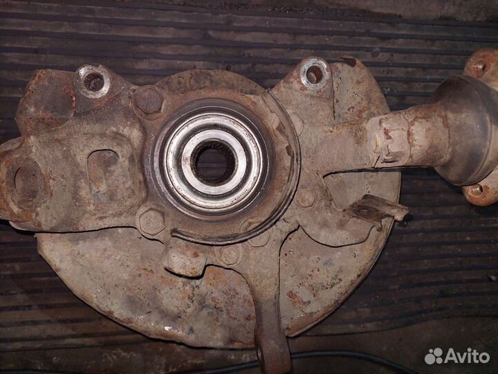 Поворотный кулак л200