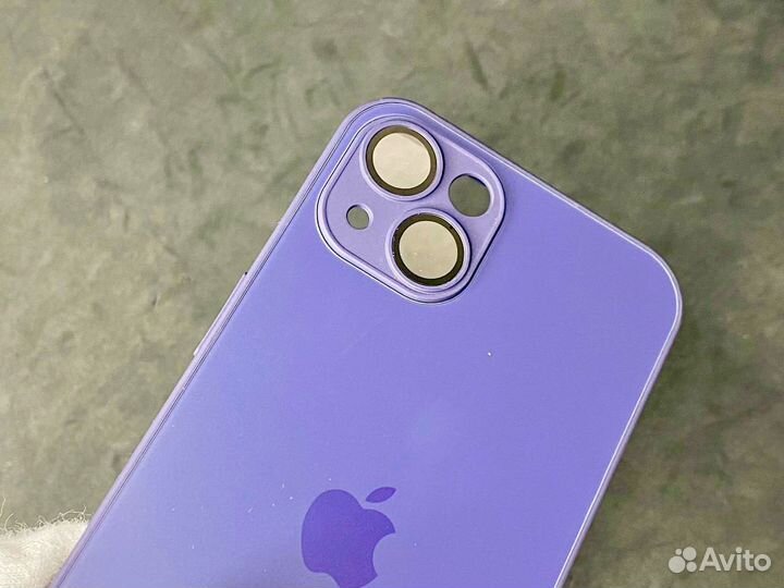 Стеклянный чехол на iPhone 14