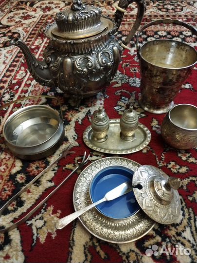 Старинный серебряный чайник