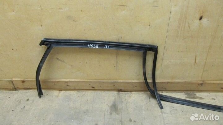 Уплотнитель стекла двери Ford Focus III 2011-2018