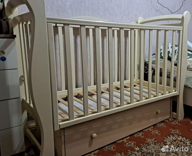 Кроватка-маятник со всеми принадлежностями