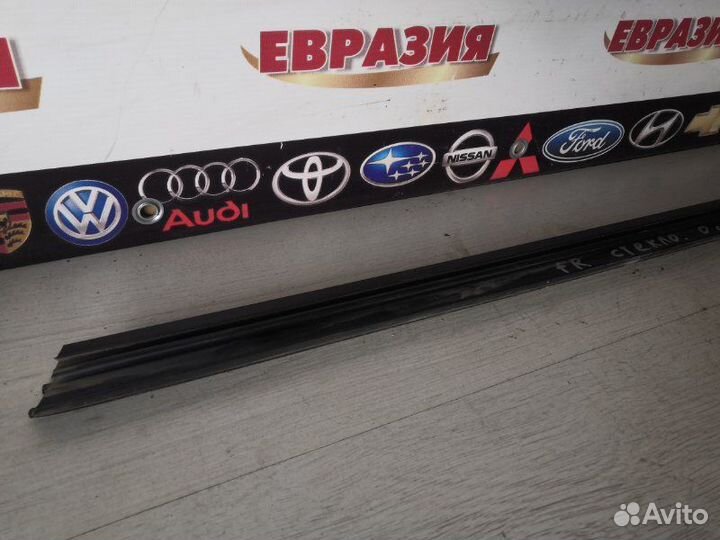 Молдинг стекла передний правый Skoda Octavia A5