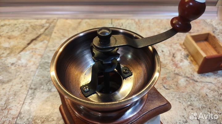 Кофемолка жерновая ручная