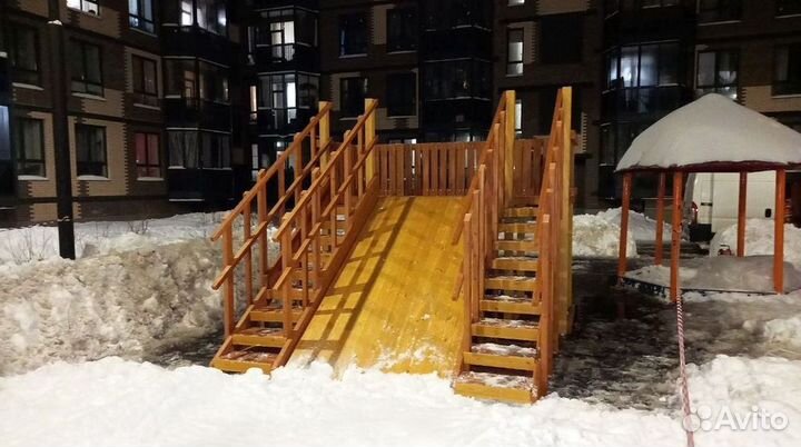 Зимняя деревянная горка 