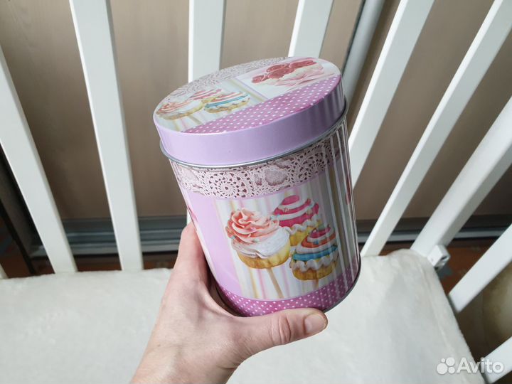 Новая жестяная банка для сладостей или сыпучих