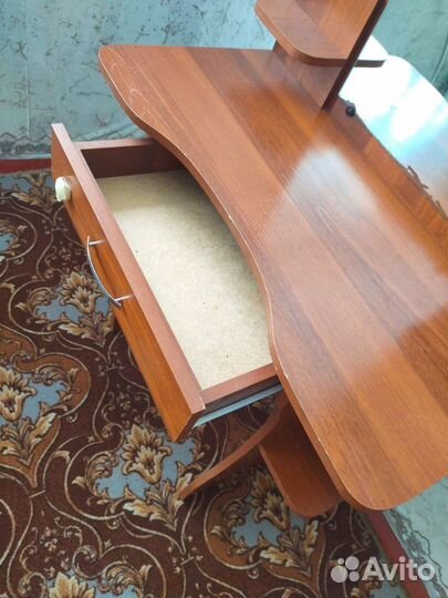 Туалетный столик с зеркалом