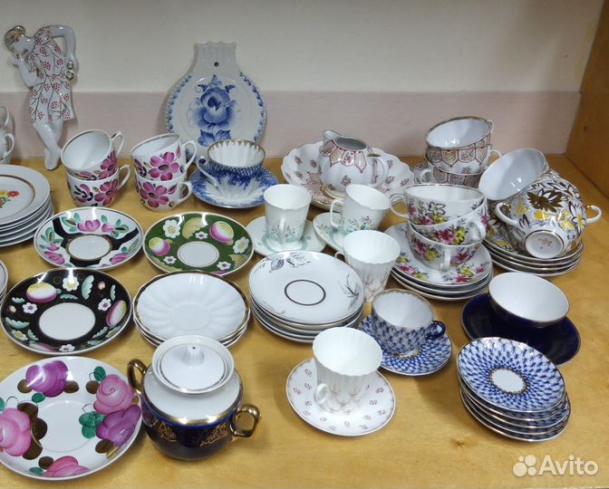 Остатки сервизов авито. Дулевский фарфор чайный сервиз красавица. Дачный набор посуды советского периода. Kahla кукольный сервиз. Сервиз цикламен гдр.