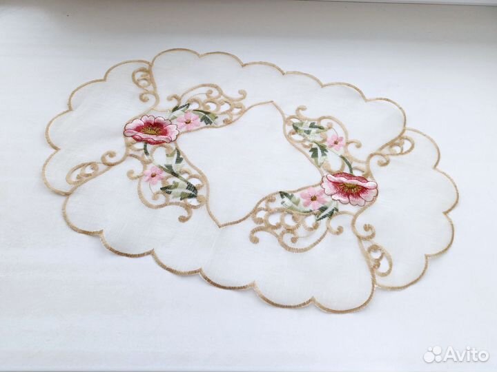 Салфетка декоративная с вышивкой