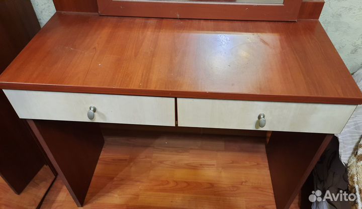 Стол с зеркалом