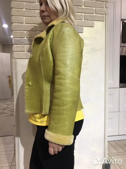 Продам женскую короткую дубленку