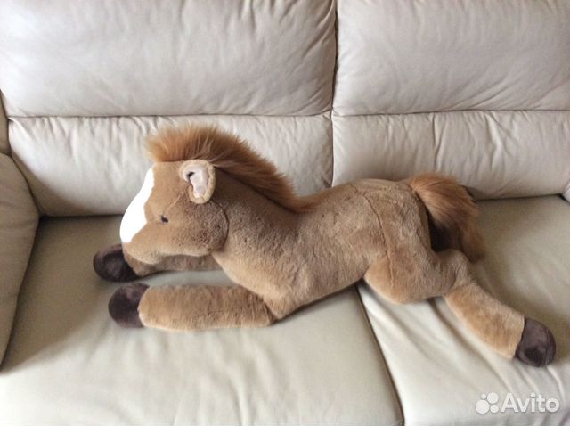 Большая плюшевая лошадка