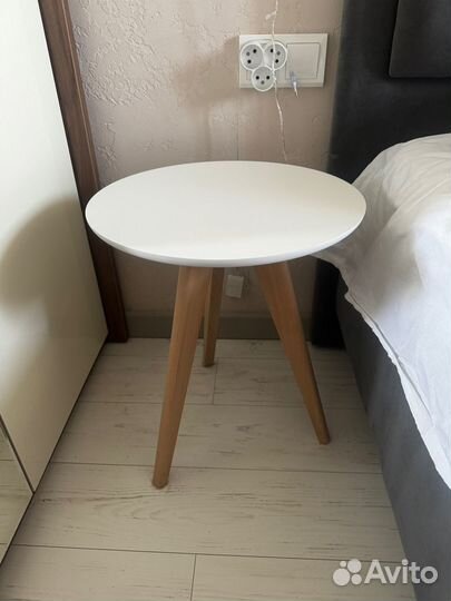 Прикроватный столик круглый