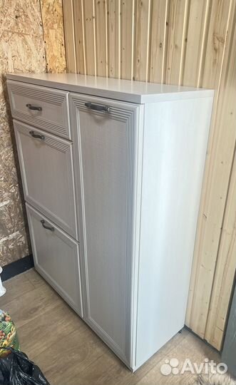 Обувница белая