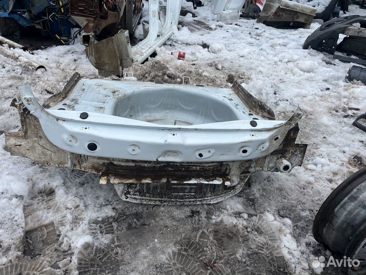 Задняя панель с ваночкой renault logan 2