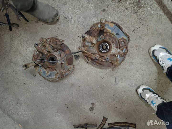 Кулаки в сборе на мерседес 220