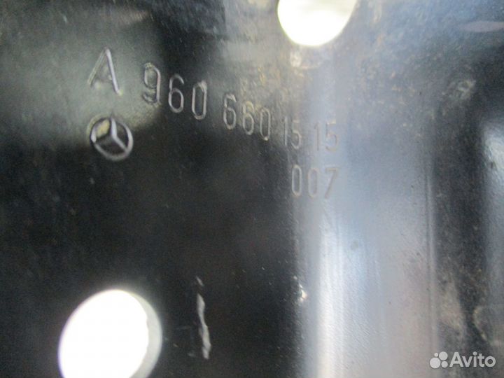 Кронштейн подножки L Mercedes-Benz A9606601515