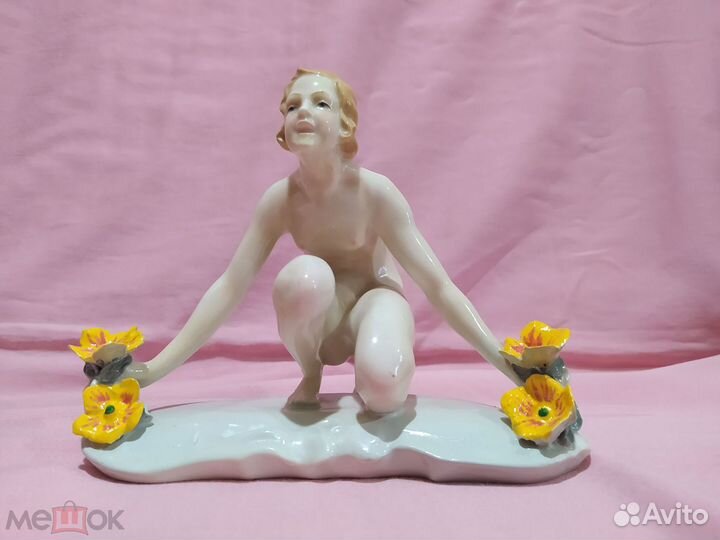 Фарфоровая статуэтка 