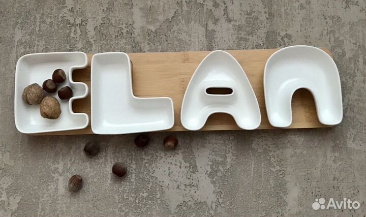 Набор 4 сервировочных блюд на деревянной подставке