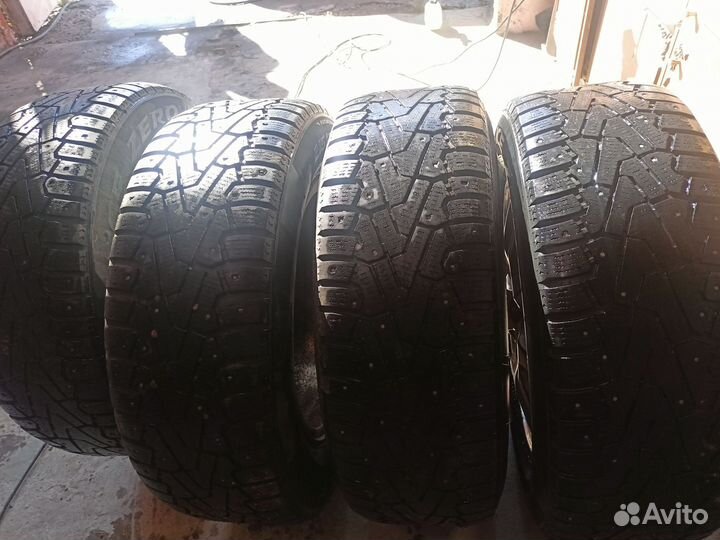 Pirelli Ice Zero 215/65 R16