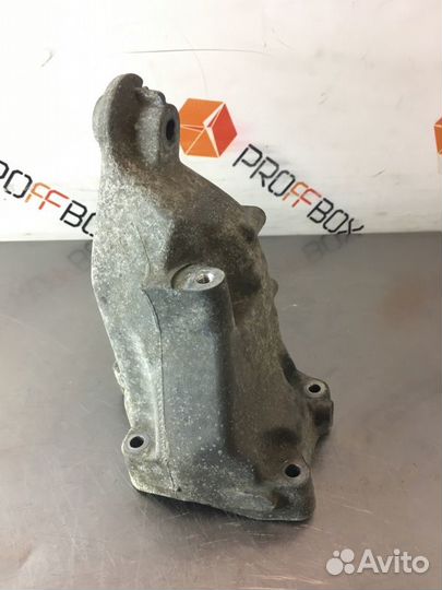 Кронштейн двигателя правый Mercedes C-Class W204