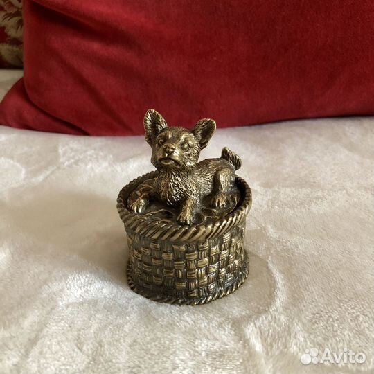 Бронзовая шкатулка-корзинка с фигуркой собачки