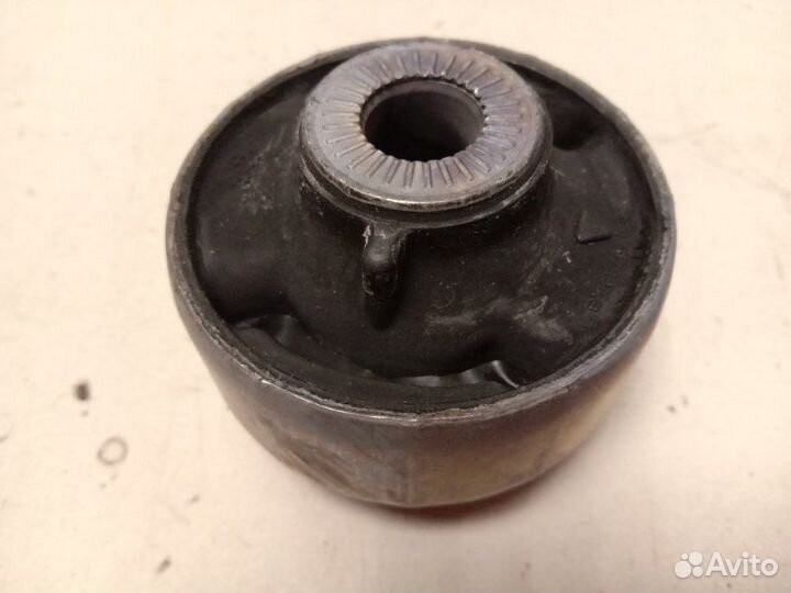 Сайлентблок переднего рачага зад Volkswagen Golf