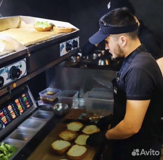 Повар в ресторан быстрого питания