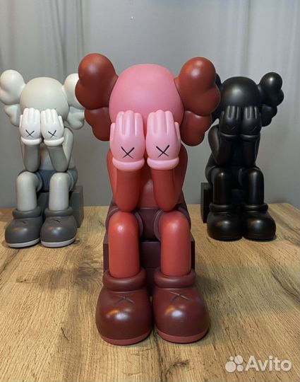 Фигурка Kaws сидячая
