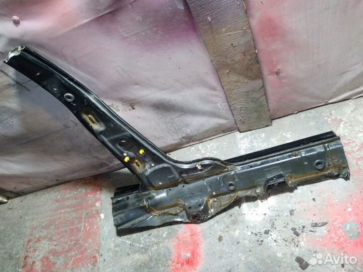 Центральная стойка левая Volvo V70 B5254T 1999