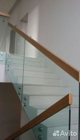Стеклянное ограждение для лестниц и душевых
