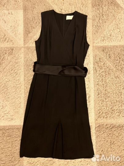 Платье Hugo Boss с V-обоазным вырезом и поясом