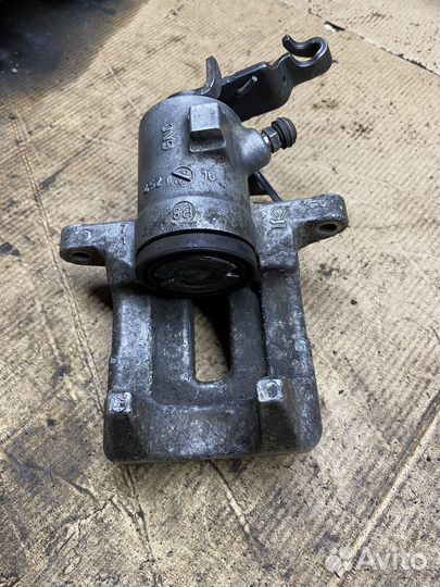 Суппорт задний правый Skoda Octavia A5