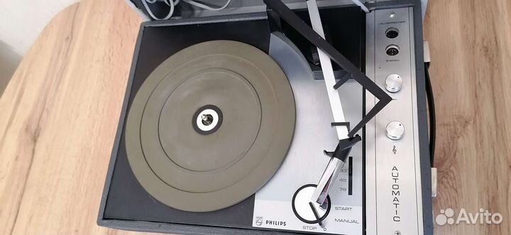 Проигрыватель винила philips 22GC 040